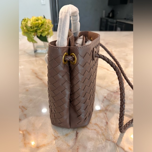 Woven bag with gold brass hardware - Picture 7 of 7